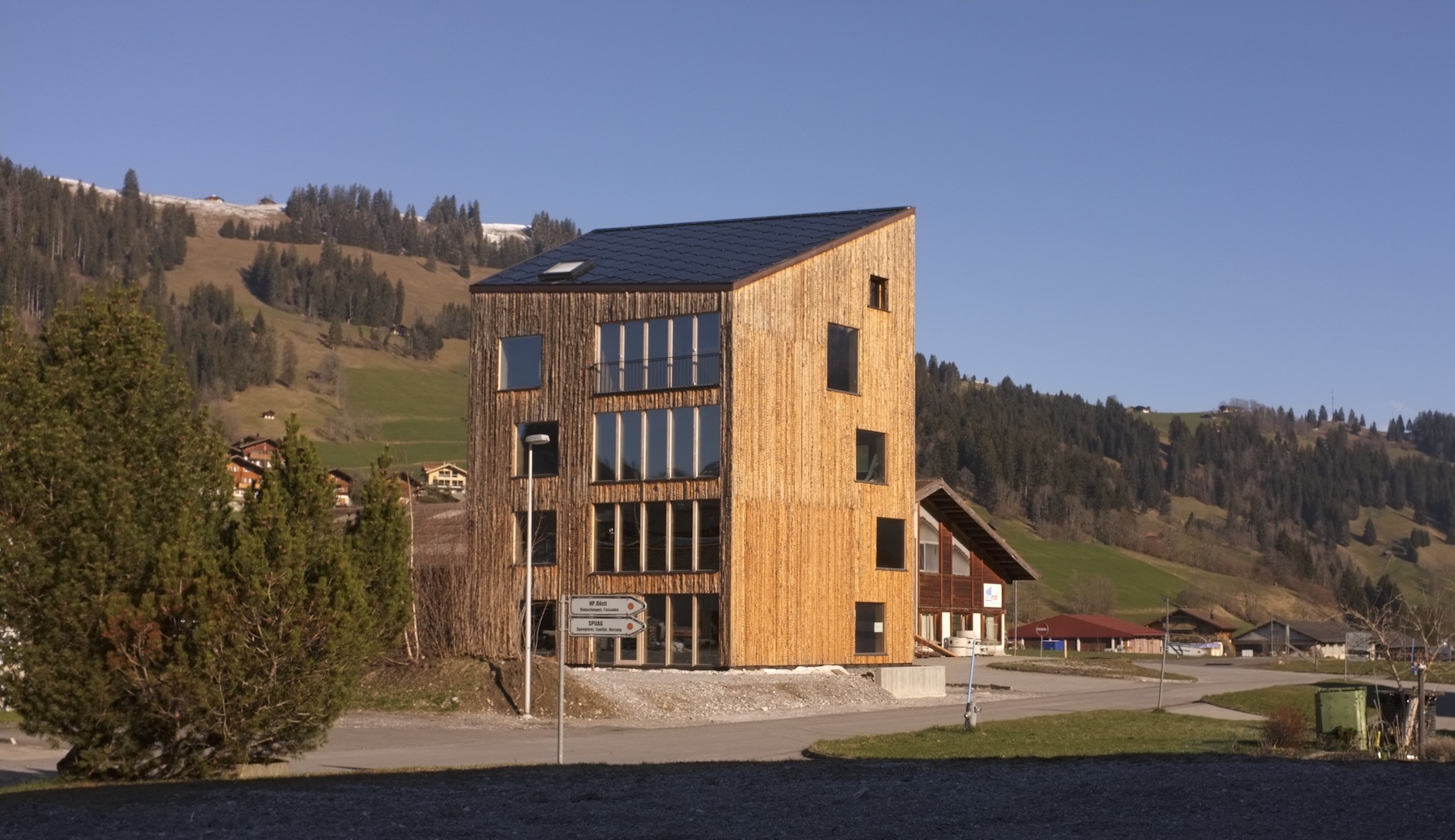 Case History di edifici in legno massello con soluzioni a basso costo in relazione agli impianti di riscaldamento/climatizzazione e all'architettura organica che promuove la biodiversità (cod. AF2-355316)